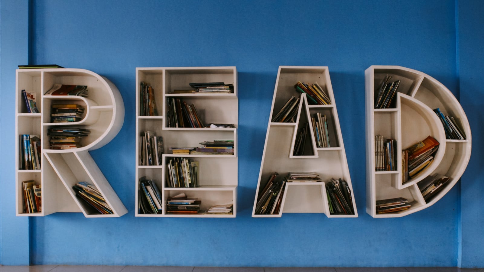 Bookshelves spelling out the word "read" - illustration for short fiction sites link page